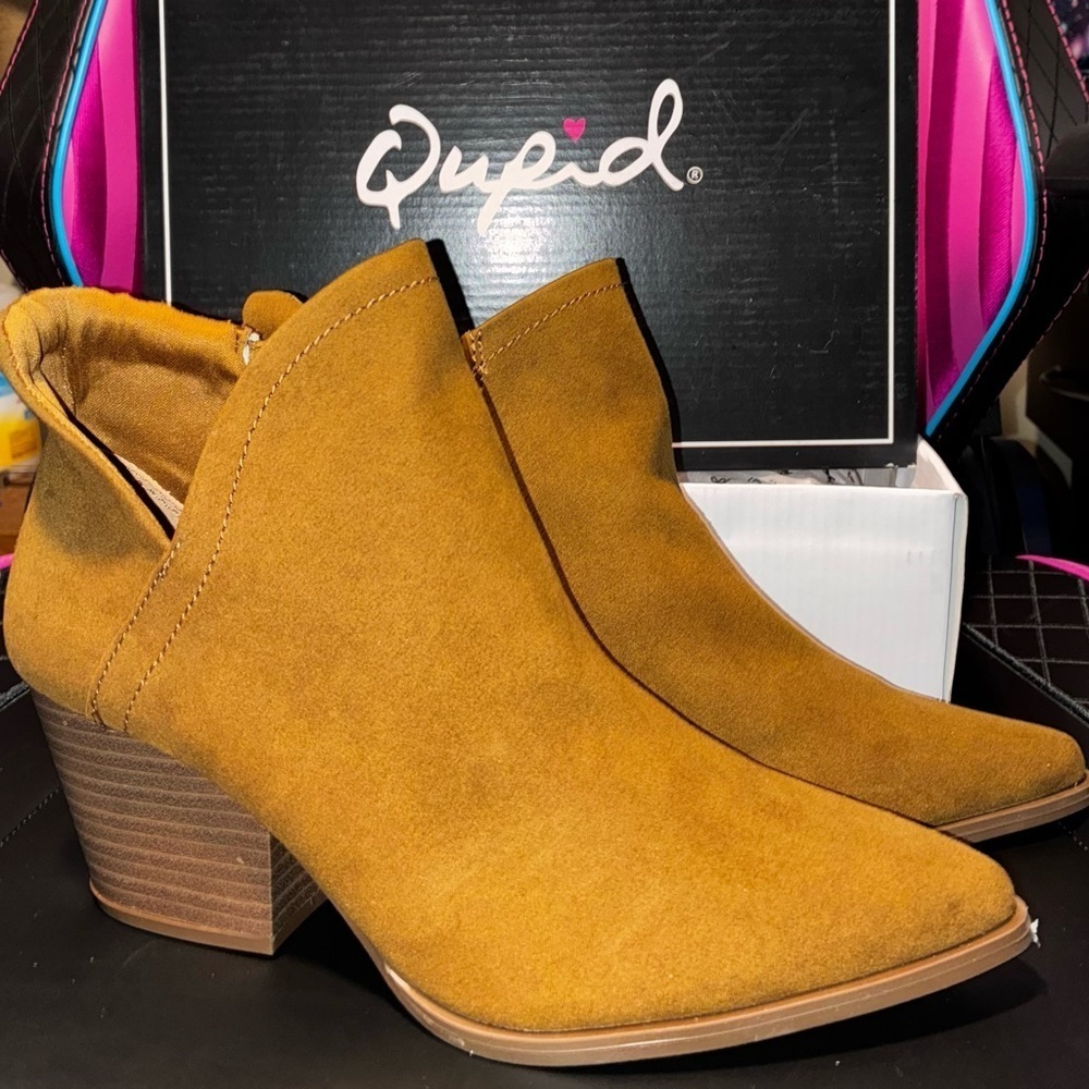 💰Qupid Size 8 Suede Pointed Toe Stacked Heel Perforated Ankle Booties Bohemian